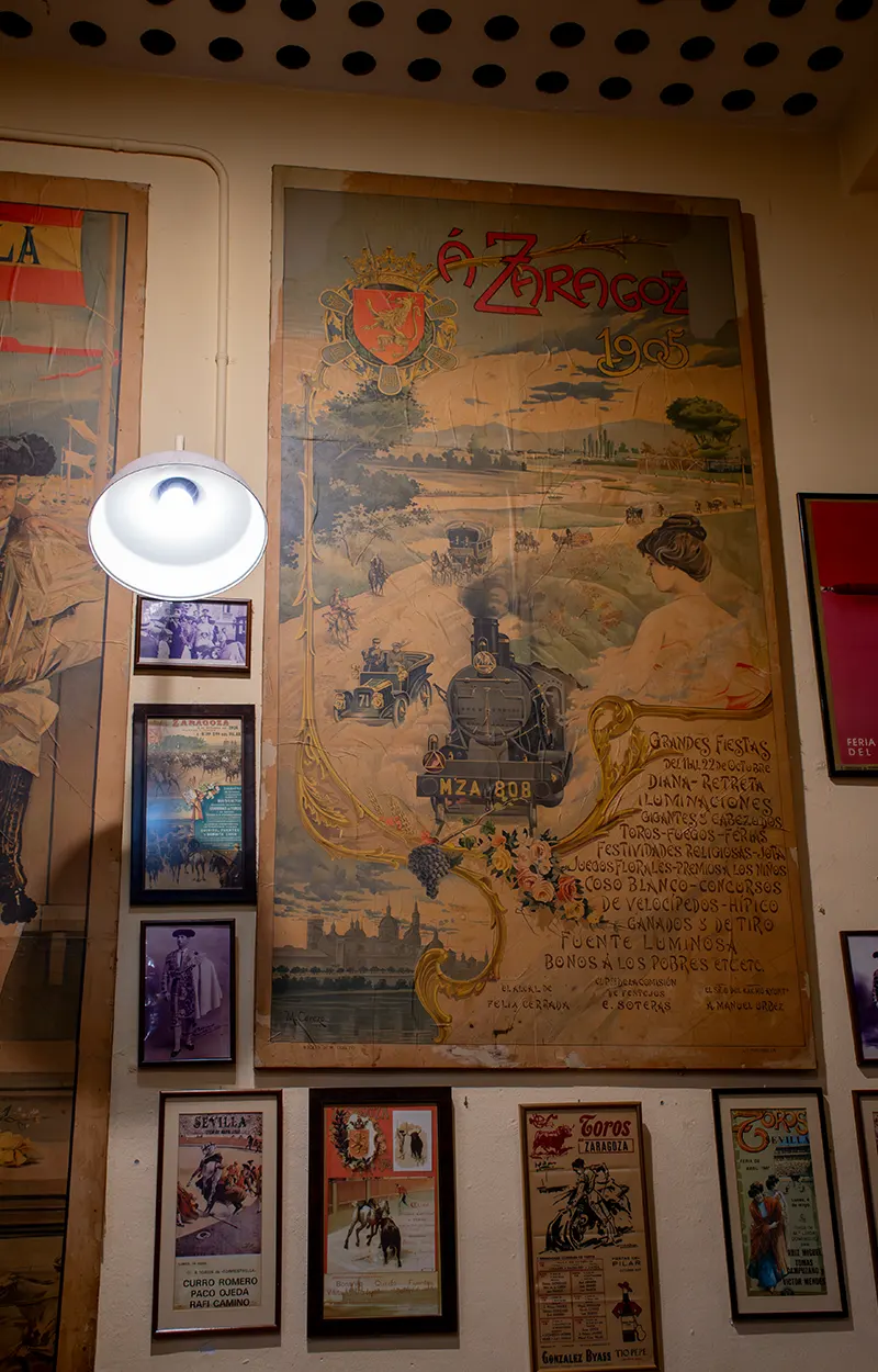 Historia en la pared del bar de tapas en zaragoza