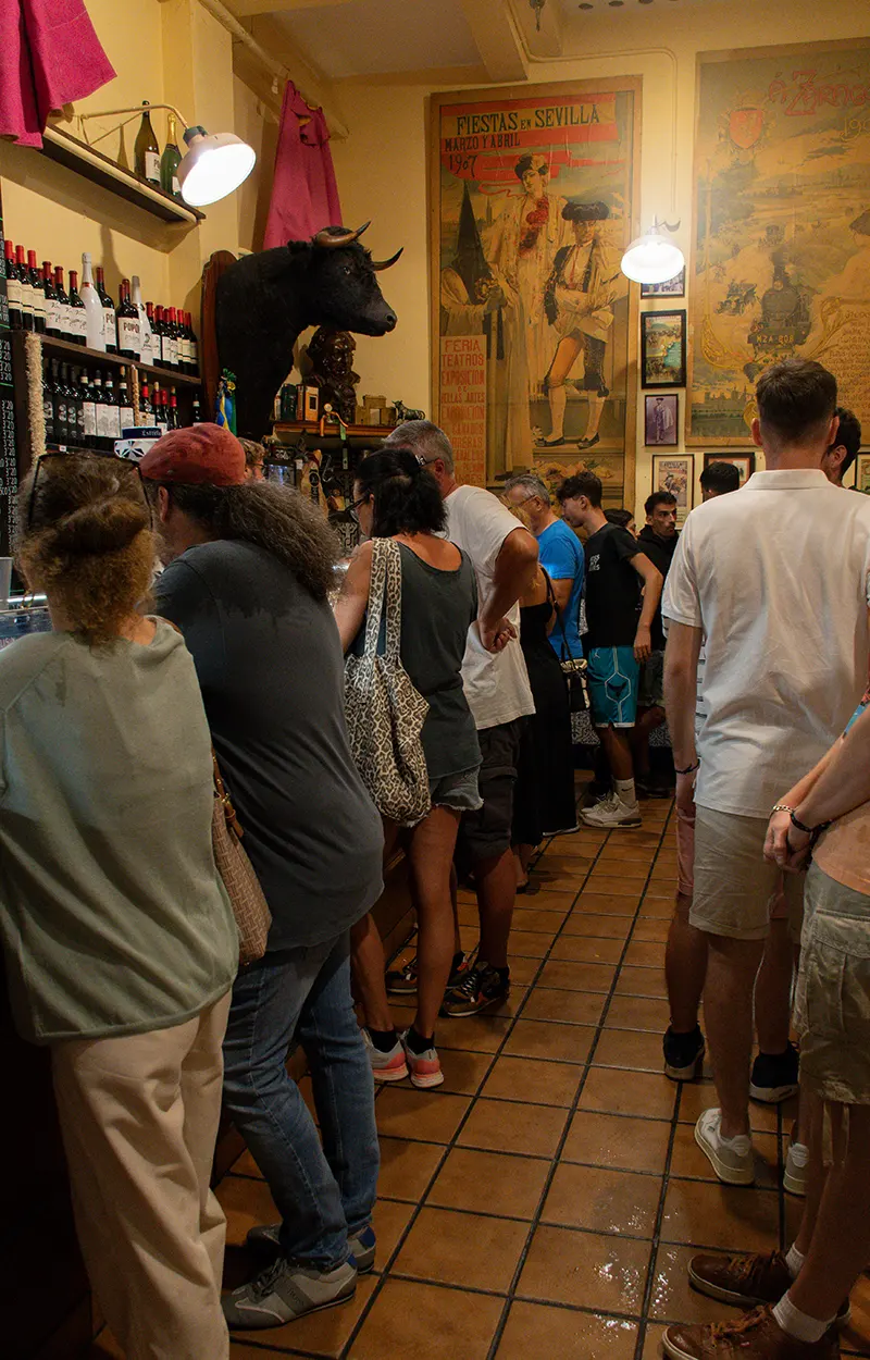 Gente en el bar de tapas en zaragoza